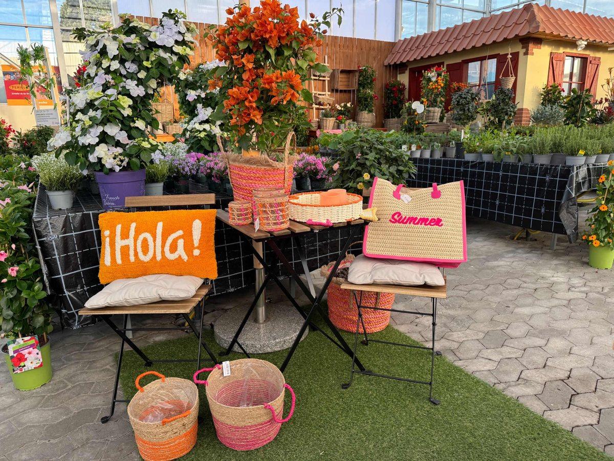 Sitzecke mit Sommerdeko und Körben