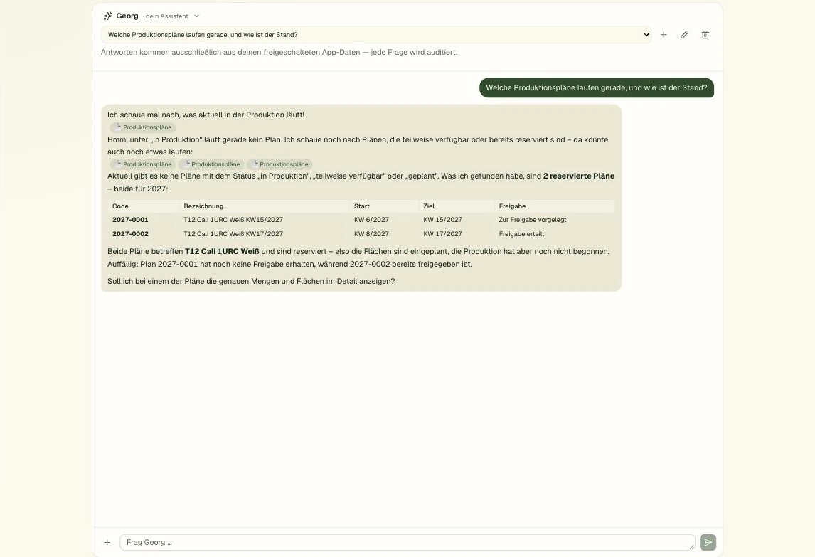 Der KI-Assistent Georg beantwortet eine Frage zu den Produktionsplänen mit Quellenangabe
