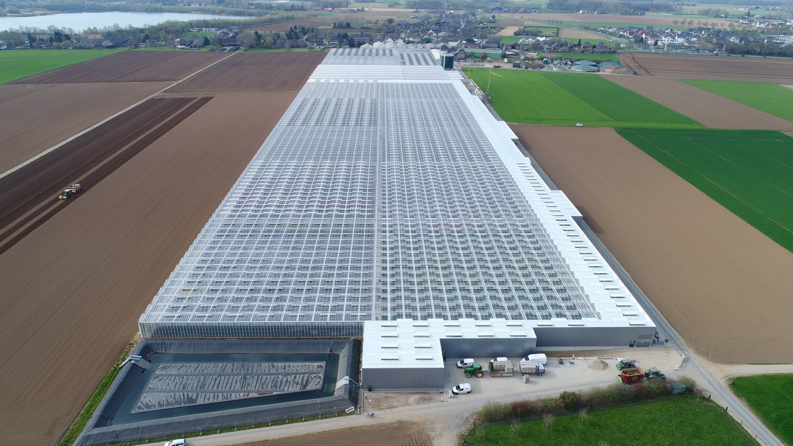 Luftbild der Gewächshäuser von Gartenbau Welzel in Kerken